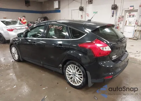 2013 Ford Focus Titanium z USA, uszkodzony, nr VIN 1FADP3N27DL128738